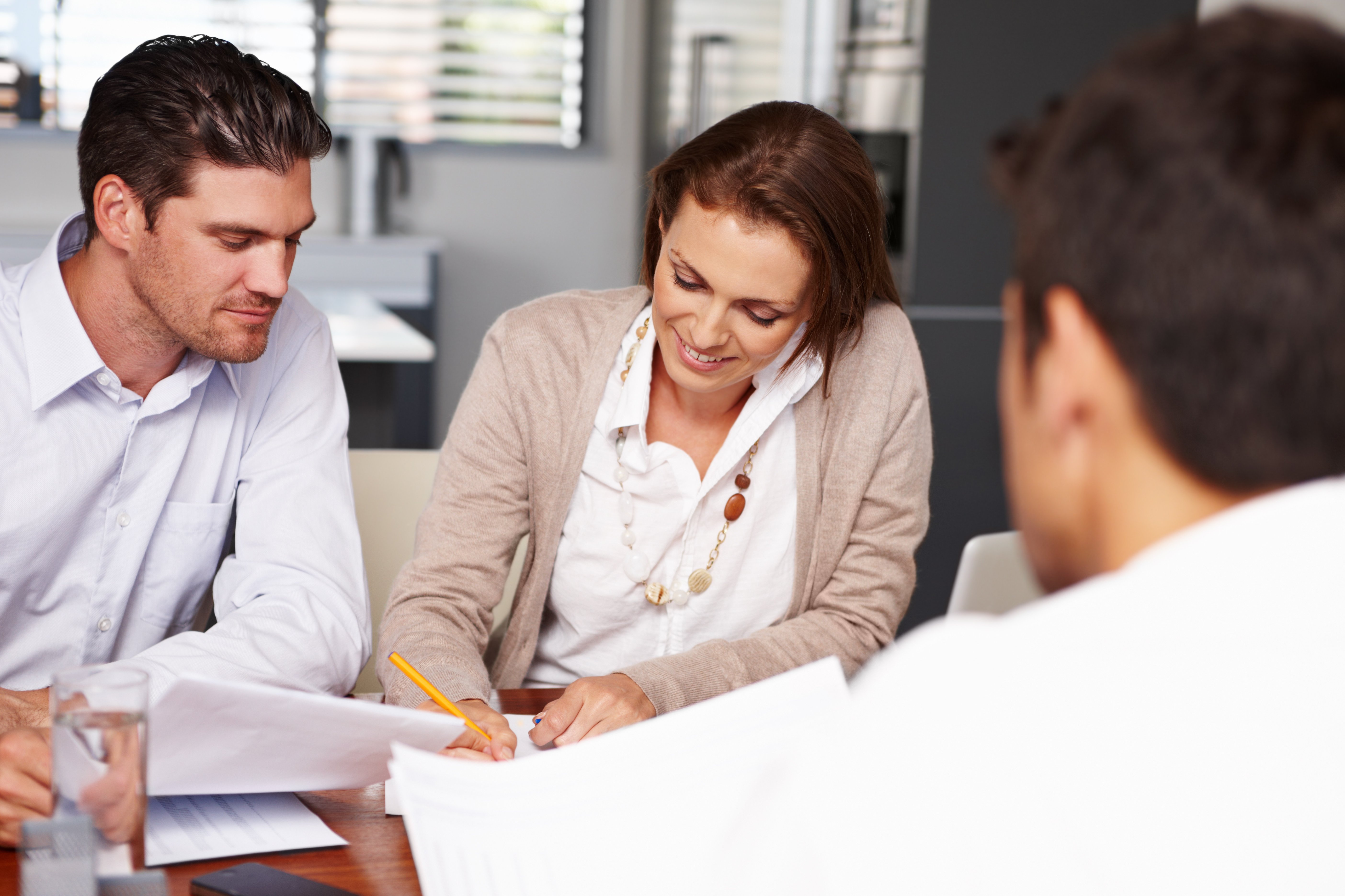 iStock-171352872_couple signing